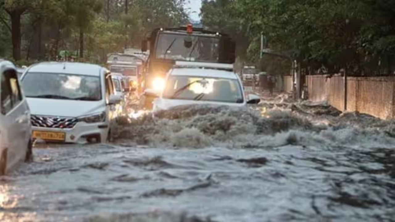 Delhi latest weather update: पानी की कमी से बाढ़ तक: कैसे Delhi 24 घंटे में भीषण गर्मी से सड़कों पर नदियों में बदल गई। Bharat Insight top coverage.