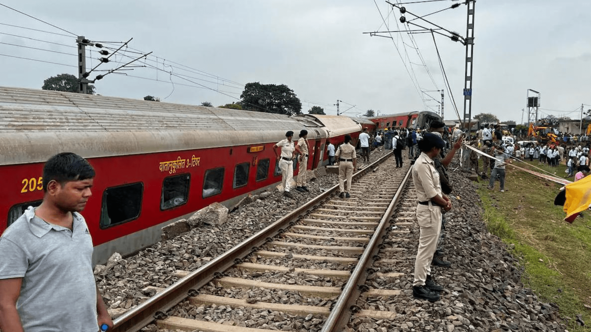 Jharkhand train accident पर प्रत्यक्ष अपडेट: मुंबई-हावड़ा मेल चरधरपुर में पटरी से उतर गई, 3 लोग मर गए, 20 घायल Bharat Insight Latest