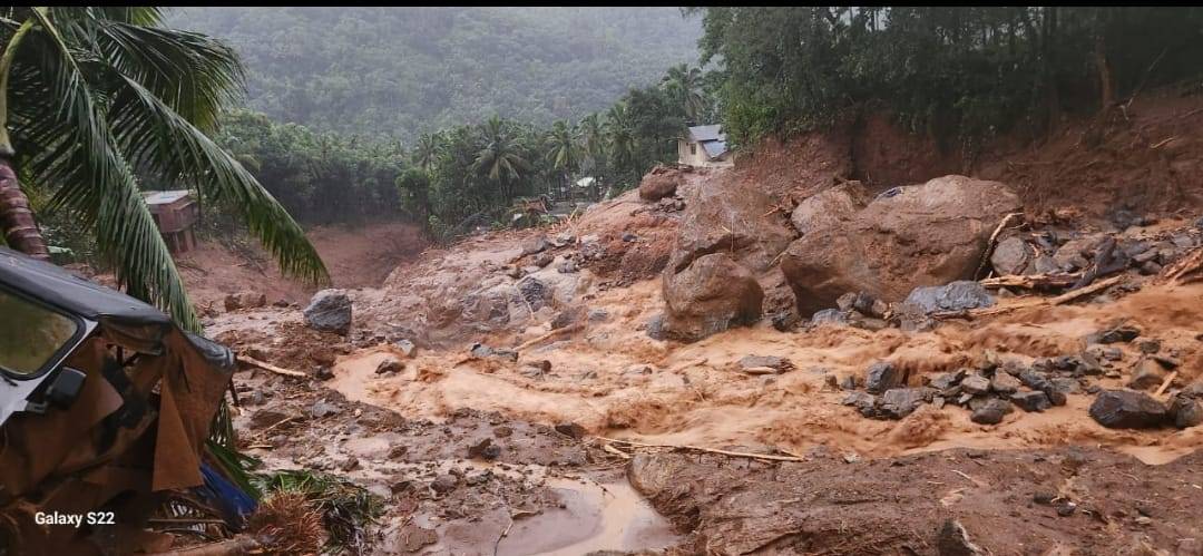 Wayanad में Landslides: वायनाड लैंडस्लाइड में तबाही के बाद भी 151 लोगों की मौत! रेड अलर्ट के बाद विद्यालय और कॉलेज बंद