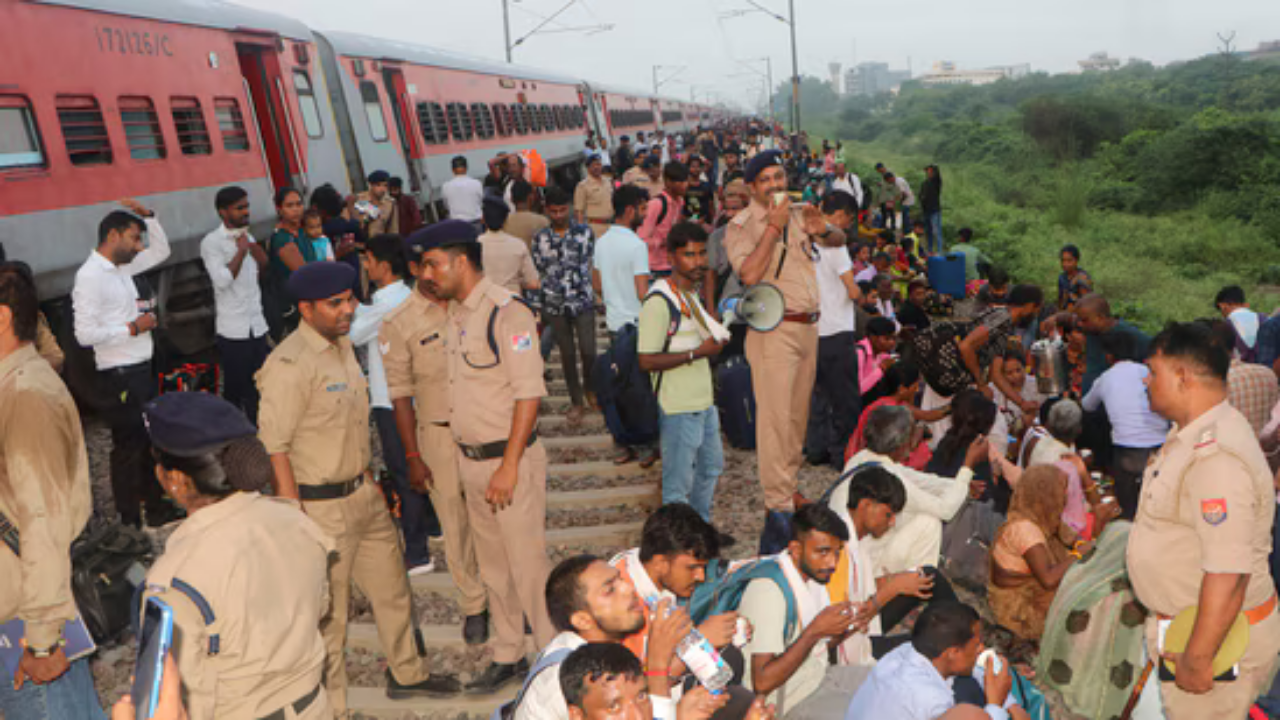 Sabarmati Express ट्रेन का डिरेलमेंट: ट्रैक पर ‘विदेशी वस्तु’ मिलने के बाद पुलिस जांच जारी