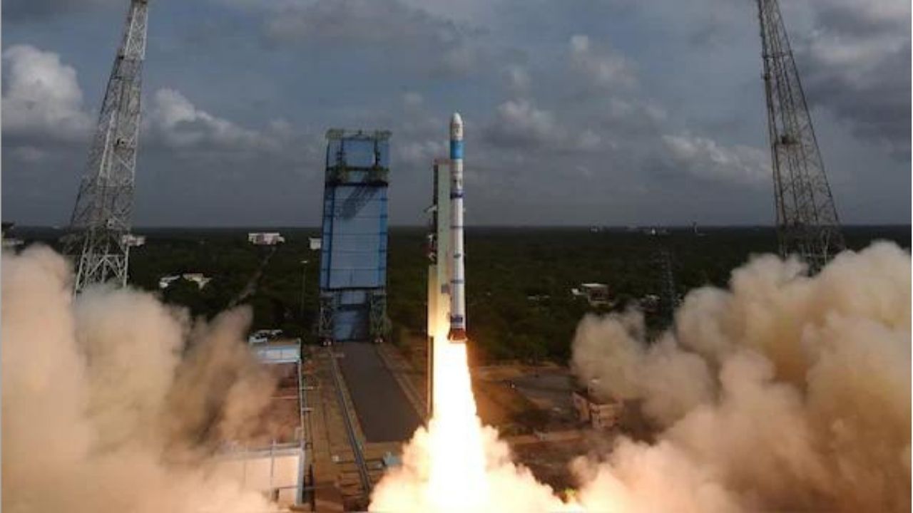 ISRO ने एक पृथ्वी अवलोकन उपग्रह को कक्षा में सफलतापूर्वक स्थापित किया।